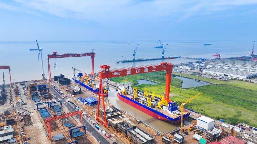 我國自研兩艘亞洲超大型耙吸挖泥船成功下水