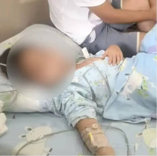 6歲男童沙灘光腳踩到死魚后高燒進ICU，醫生提醒