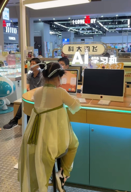 價格不菲的學習機，能“解放家長”嗎？