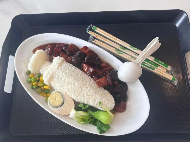 湖北省博物館“越王勾踐劍”蓋飯走紅，商家：模具自主定制，有多種口味選擇，高峰期日售千份