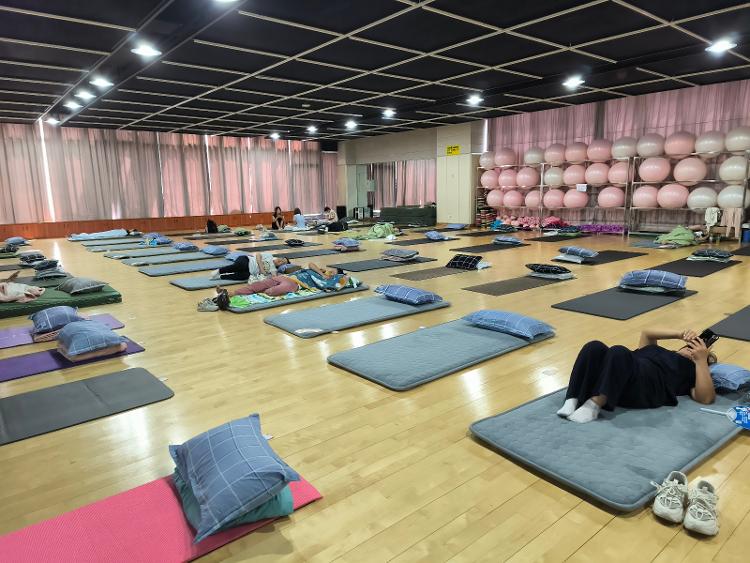 大學(xué)為新生家長提供校內(nèi)免費(fèi)過夜場(chǎng)所：有空調(diào)能洗澡，提供日用品，被子枕頭用完能帶走