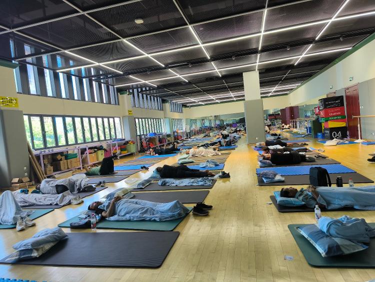 大學(xué)為新生家長提供校內(nèi)免費(fèi)過夜場(chǎng)所：有空調(diào)能洗澡，提供日用品，被子枕頭用完能帶走