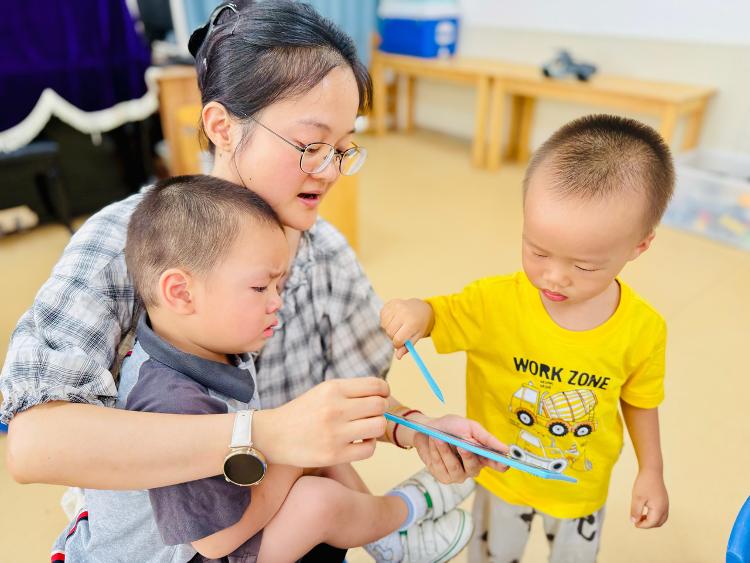 開學(xué)第一周，有爸爸比孩子哭得還兇！專家：面對分離焦慮，家長要學(xué)會放手