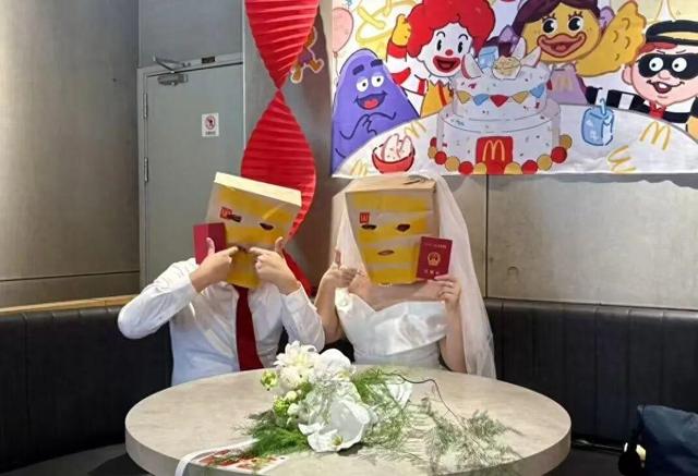 新人回應在麥當勞辦婚禮：選在第一次約會的那家，人均80元，朋友們覺得很新奇