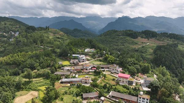 黑板前的你｜守護(hù)山村小學(xué)23年的“全能老師”