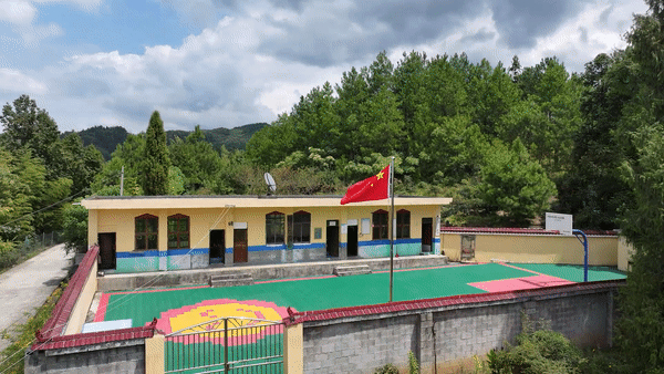 黑板前的你｜守護(hù)山村小學(xué)23年的“全能老師”