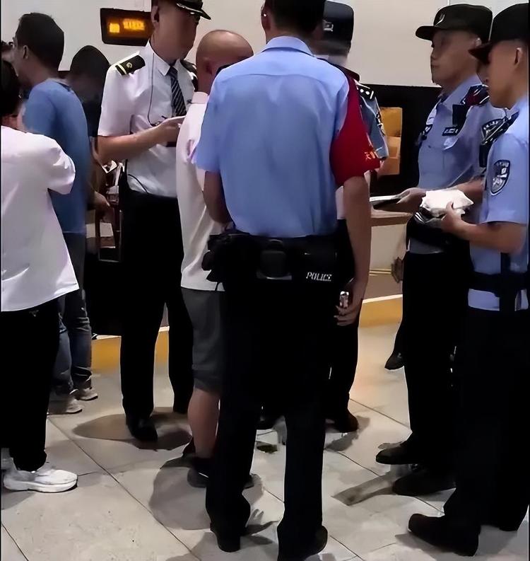 男子在高鐵車廂內抽煙,遭舉報被民警戴銬帶走,12306:高鐵上吸煙違法,嚴重將導致列車停駛