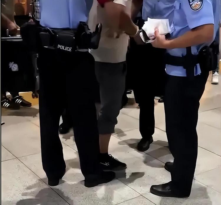 男子在高鐵車廂內抽煙,遭舉報被民警戴銬帶走,12306:高鐵上吸煙違法,嚴重將導致列車停駛