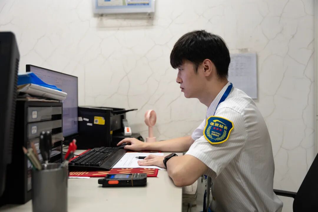 地鐵站內，他用一根牙簽“搶”回25萬元