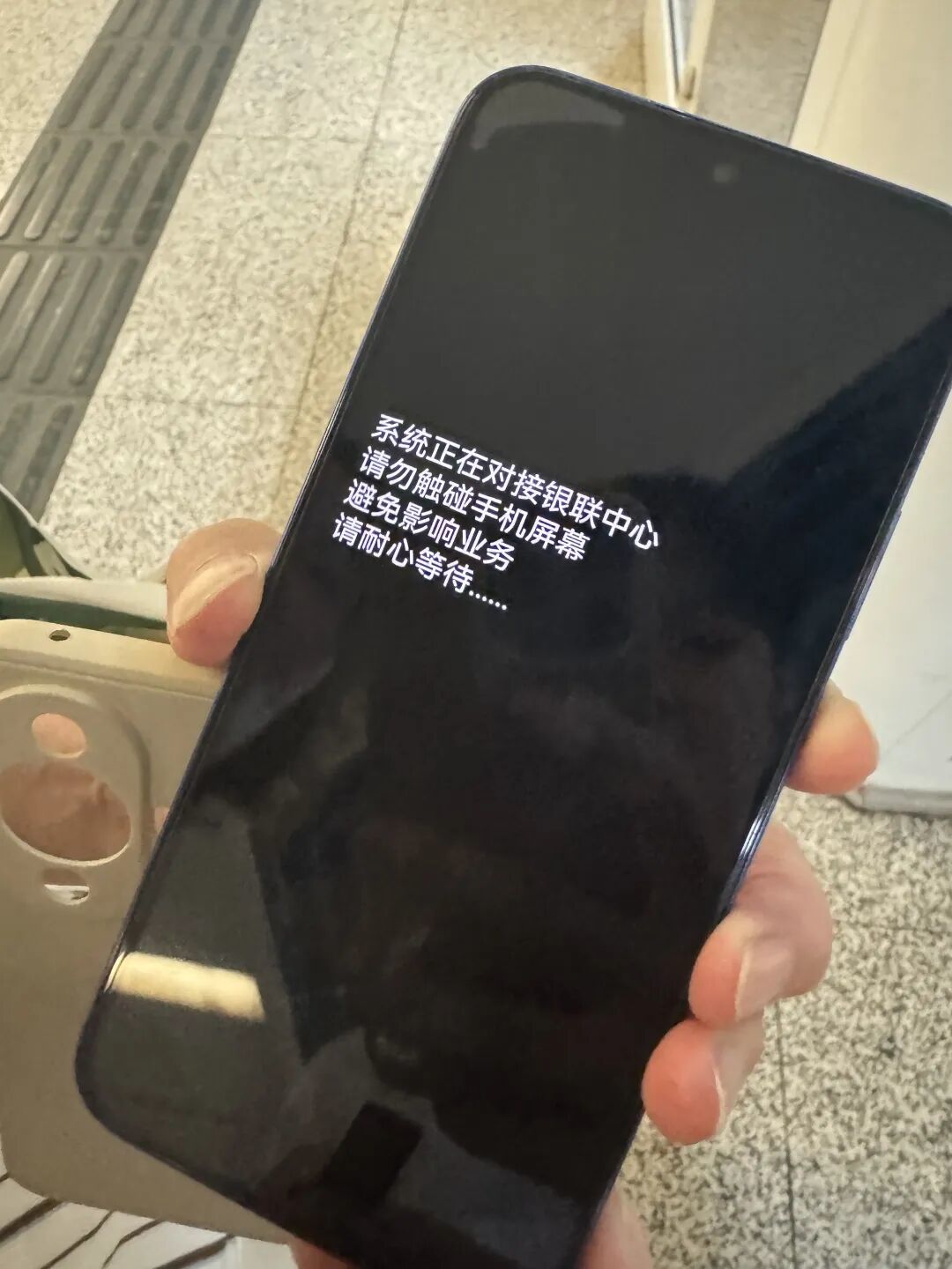 地鐵站內，他用一根牙簽“搶”回25萬元