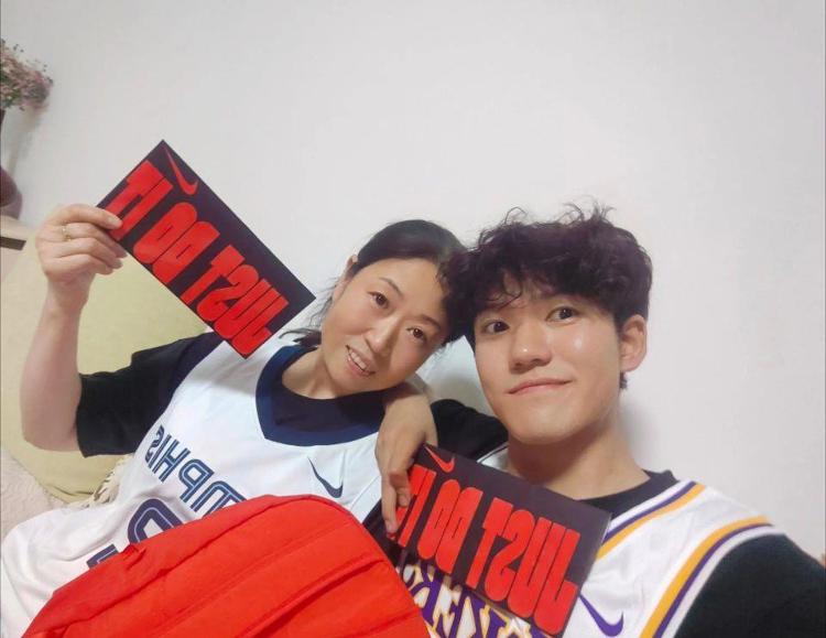 曬“媽媽牌”手縫耐克書包男子：收到耐克官方禮物