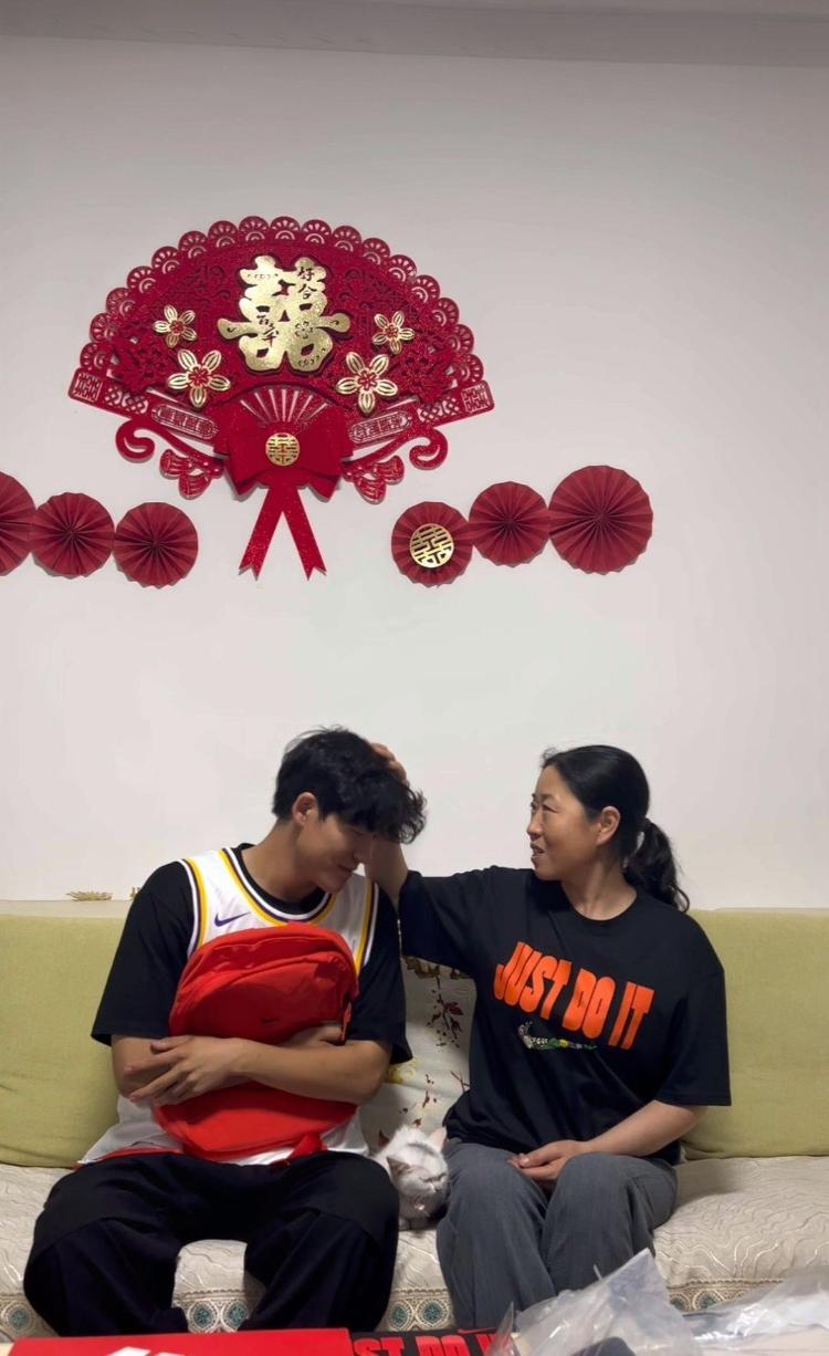 曬“媽媽牌”手縫耐克書包男子：收到耐克官方禮物