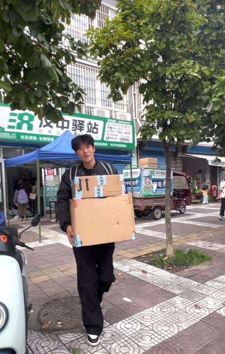 曬“媽媽牌”手縫耐克書包男子：收到耐克官方禮物