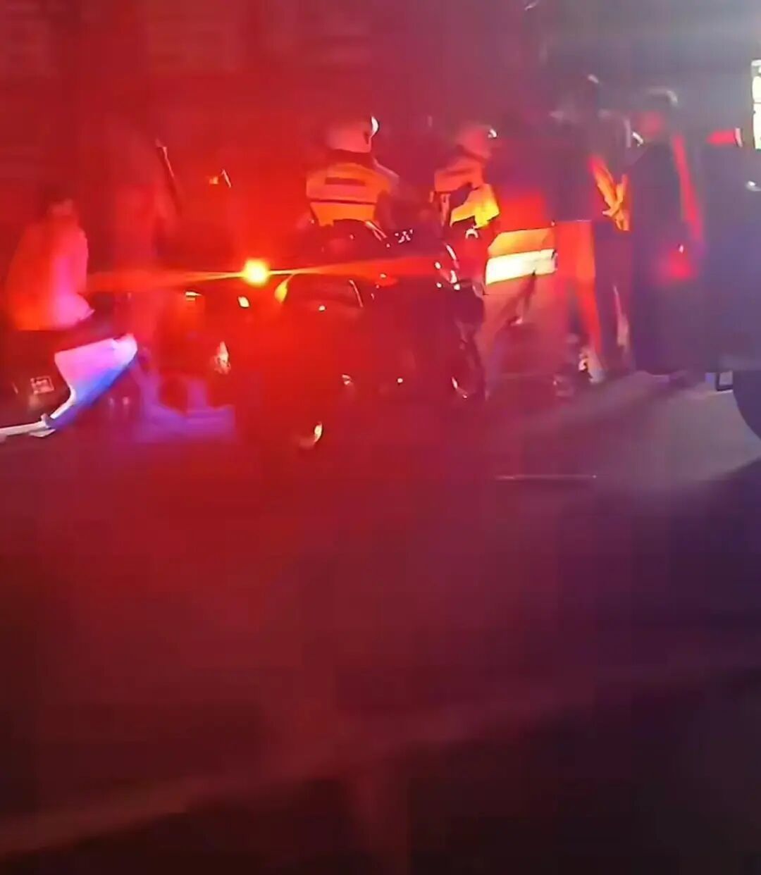 江西贛州一餐飲店深夜多人打架斗毆，警方通報(bào)：2人酒后與鄰桌發(fā)生沖突，相關(guān)涉案人員已被采取強(qiáng)制措施