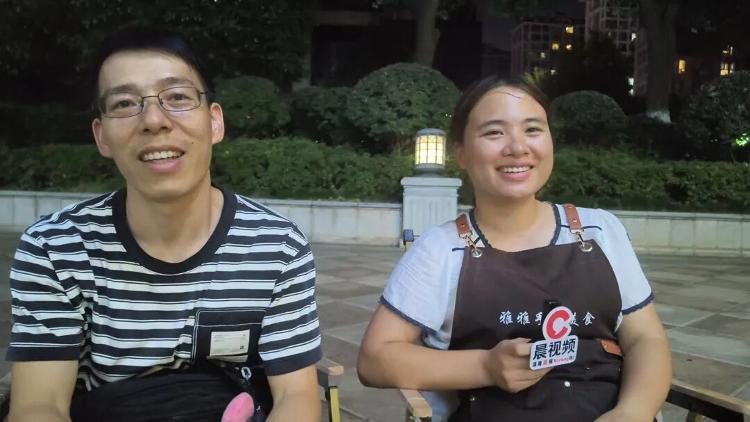 長沙女孩大口吃“剩食”意外帶火爸媽的小攤，攤主稱客人太多已累懵！網友起哄：這下女兒湯都沒得喝了