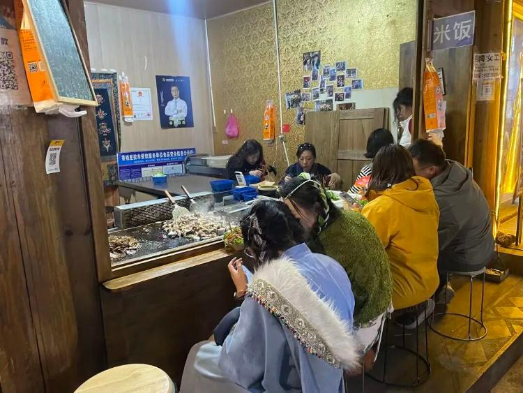 日收入可達(dá)萬元？揭秘旅拍行業(yè)背后亂象