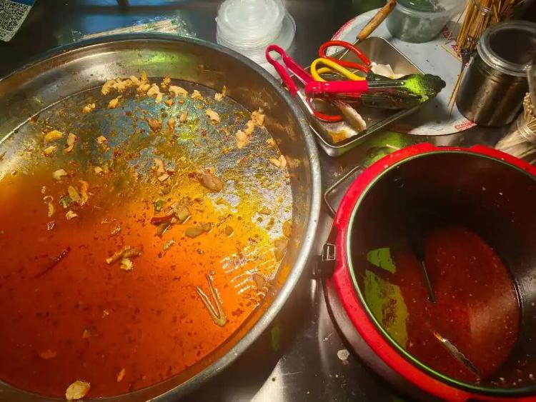 長沙女孩大口吃“剩食”意外帶火爸媽的小攤，攤主稱客人太多已累懵！網友起哄：這下女兒湯都沒得喝了