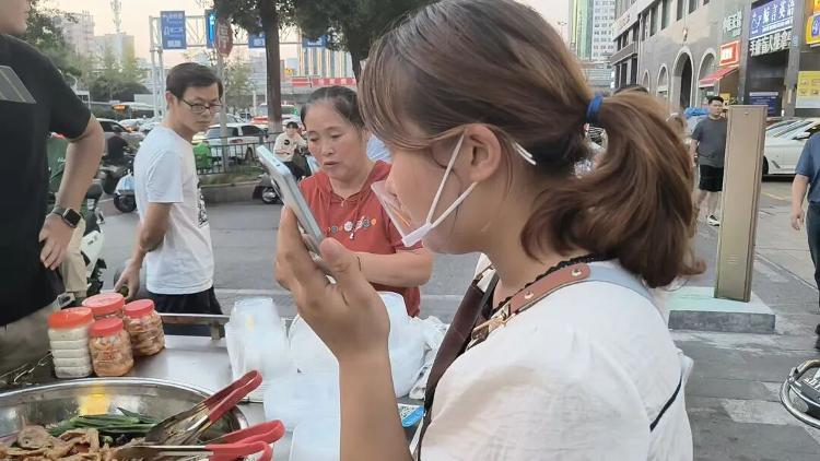 長沙女孩大口吃“剩食”意外帶火爸媽的小攤，攤主稱客人太多已累懵！網友起哄：這下女兒湯都沒得喝了