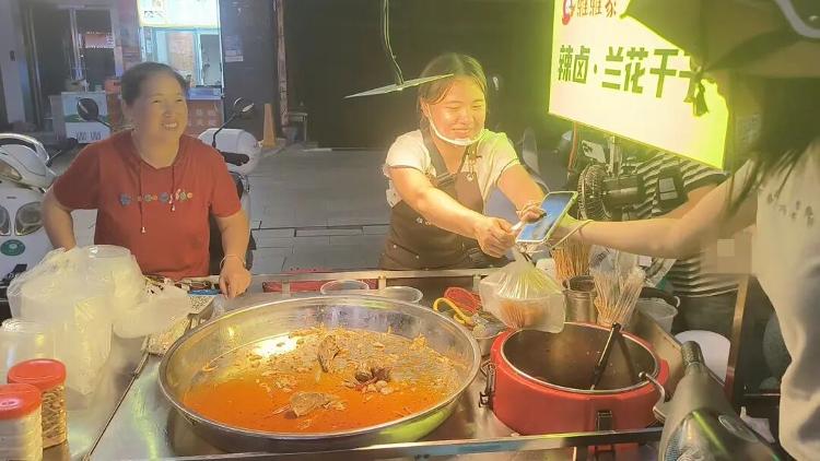 長沙女孩大口吃“剩食”意外帶火爸媽的小攤，攤主稱客人太多已累懵！網友起哄：這下女兒湯都沒得喝了