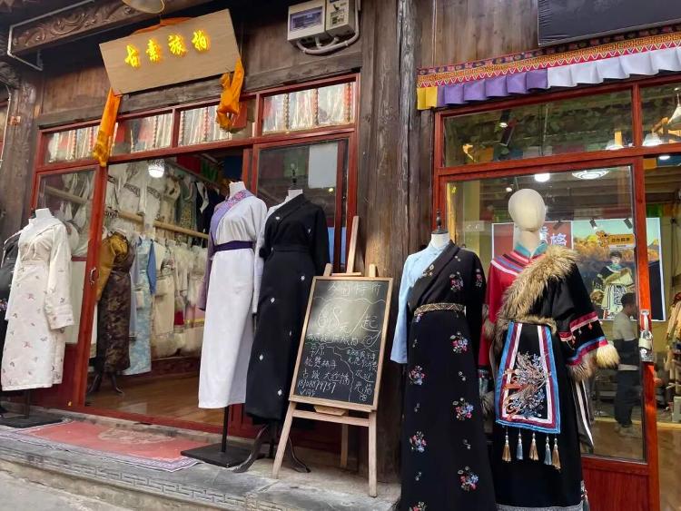 日收入可達(dá)萬元？揭秘旅拍行業(yè)背后亂象