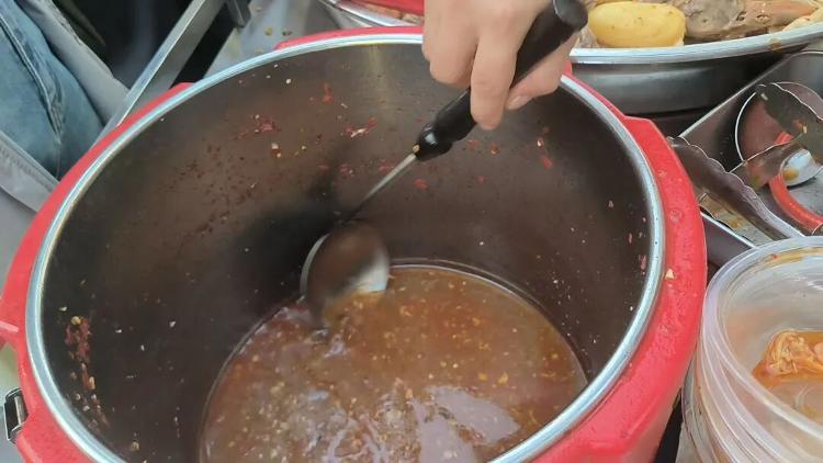 長沙女孩大口吃“剩食”意外帶火爸媽的小攤，攤主稱客人太多已累懵！網友起哄：這下女兒湯都沒得喝了