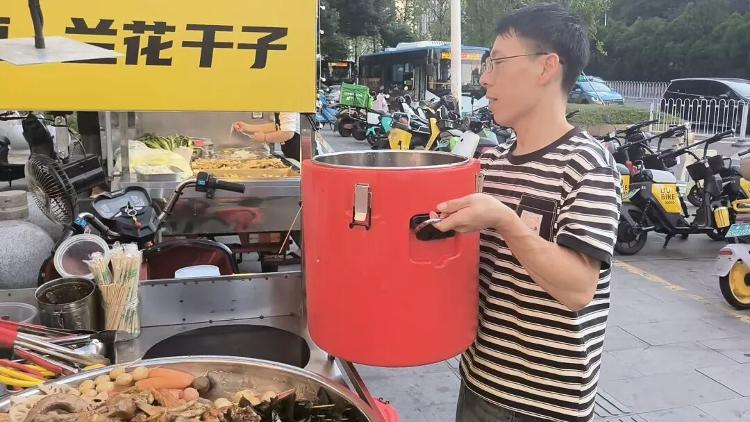 長沙女孩大口吃“剩食”意外帶火爸媽的小攤，攤主稱客人太多已累懵！網友起哄：這下女兒湯都沒得喝了