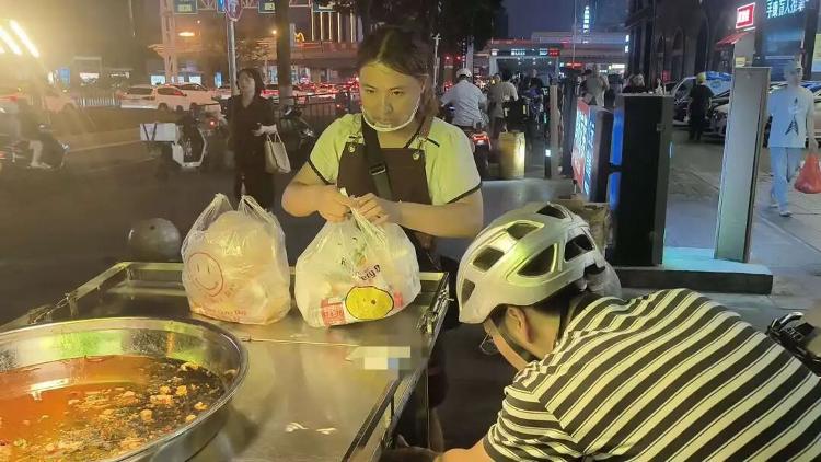 長沙女孩大口吃“剩食”意外帶火爸媽的小攤，攤主稱客人太多已累懵！網友起哄：這下女兒湯都沒得喝了