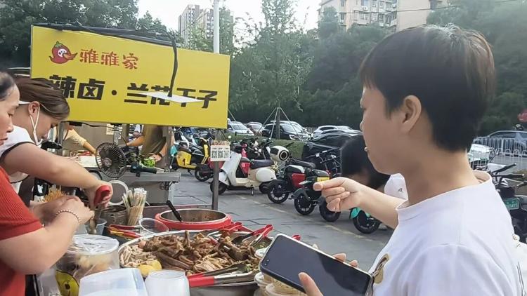 長沙女孩大口吃“剩食”意外帶火爸媽的小攤，攤主稱客人太多已累懵！網友起哄：這下女兒湯都沒得喝了