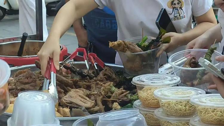 長沙女孩大口吃“剩食”意外帶火爸媽的小攤，攤主稱客人太多已累懵！網友起哄：這下女兒湯都沒得喝了