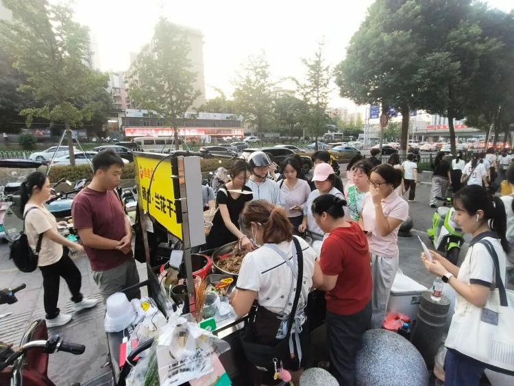 長沙女孩大口吃“剩食”意外帶火爸媽的小攤，攤主稱客人太多已累懵！網友起哄：這下女兒湯都沒得喝了