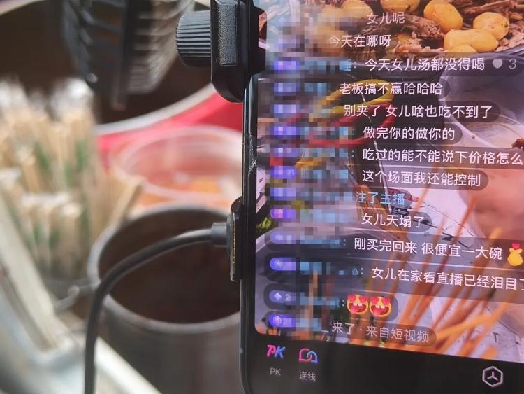 長沙女孩大口吃“剩食”意外帶火爸媽的小攤，攤主稱客人太多已累懵！網友起哄：這下女兒湯都沒得喝了