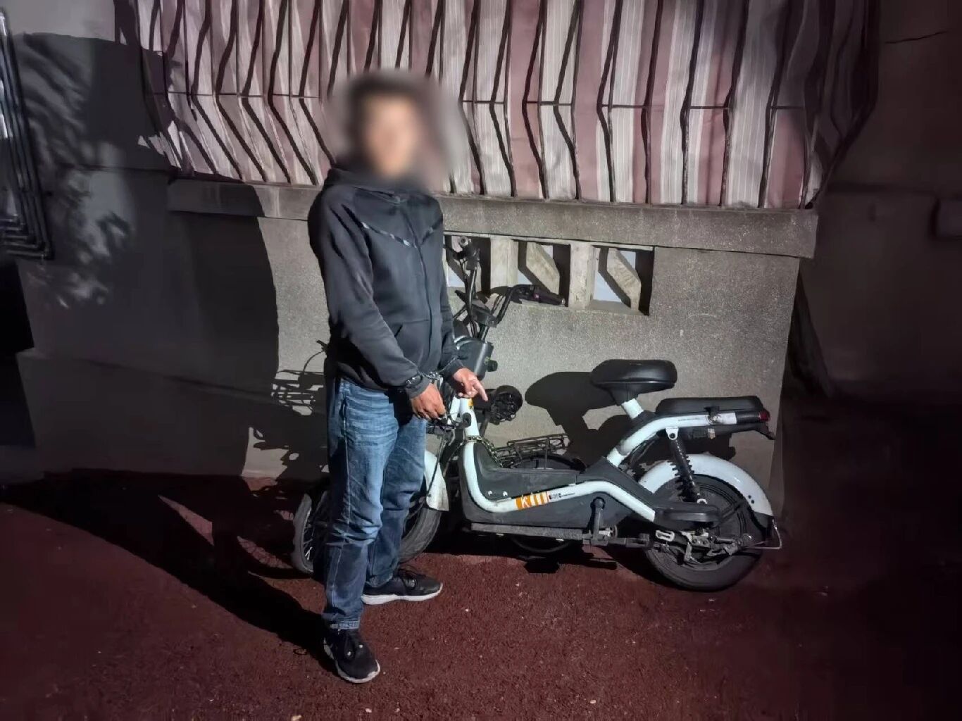 只是在火鍋店多看了一眼 警花順手“涮出”兩名嫌疑人