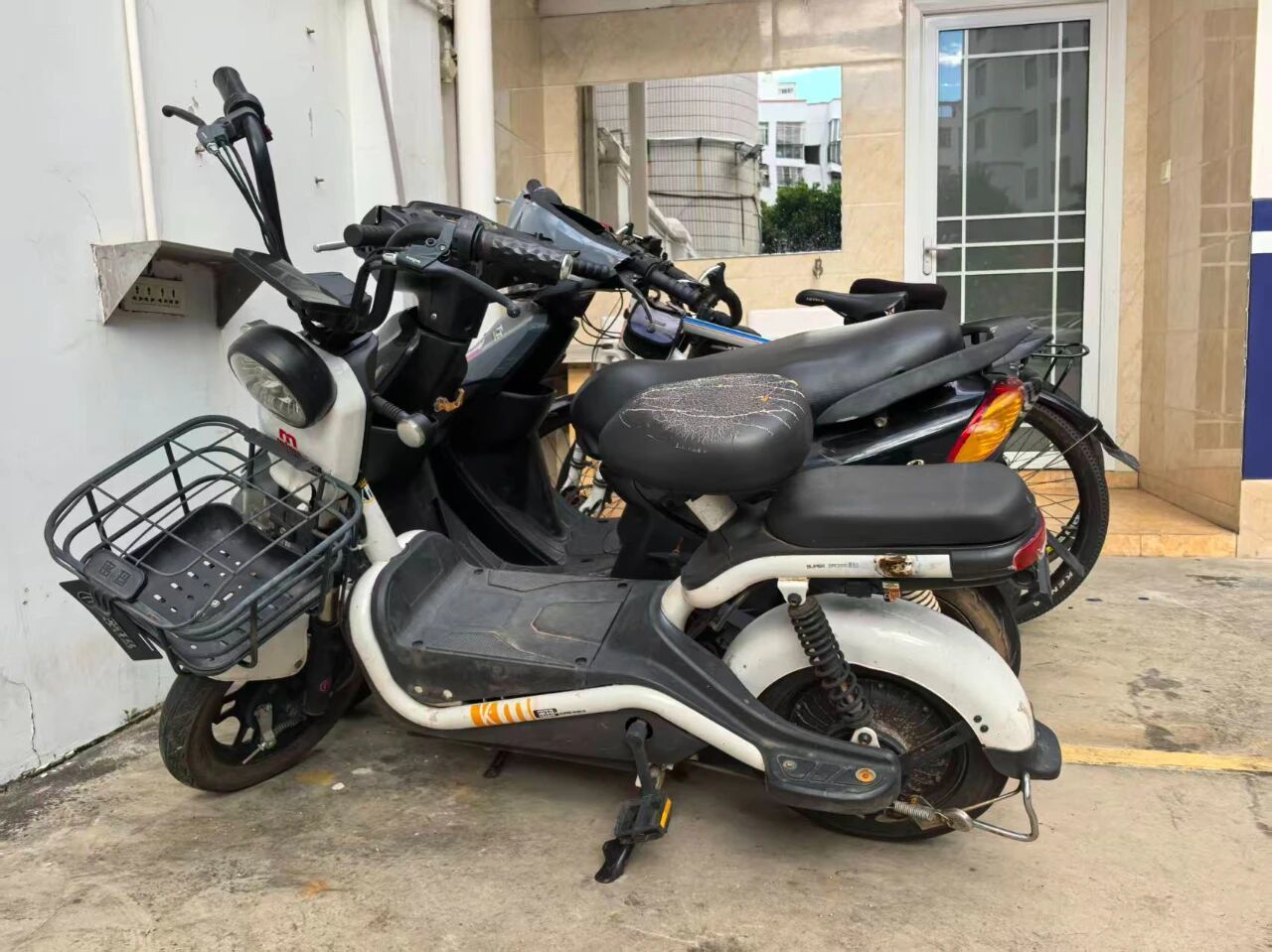 只是在火鍋店多看了一眼 警花順手“涮出”兩名嫌疑人