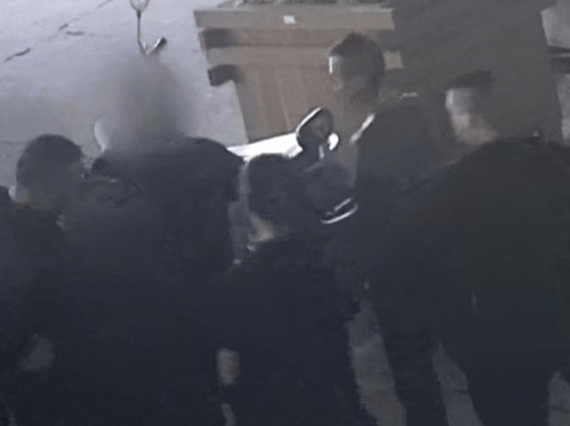 只是在火鍋店多看了一眼 警花順手“涮出”兩名嫌疑人