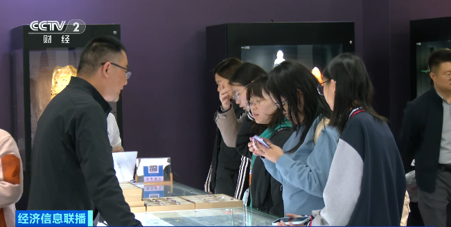 彩色珍珠受追捧 異形設(shè)計(jì)出圈 水晶消費(fèi)熱持續(xù)升溫