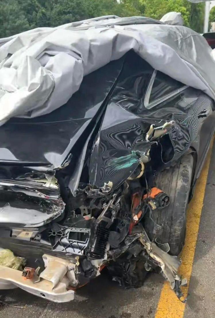 女高管花67萬買的奔馳今年投保52萬，被嚴重追尾后幾乎報廢，對方全責其保司卻只賠24萬：按二手車市場價評估