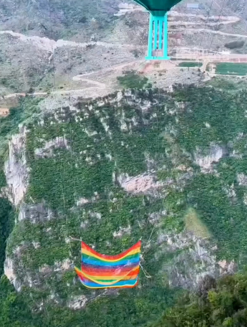 “不拴繩”蹦極亮相！下方用160平方米巨型網接住！20-50米高度可任選