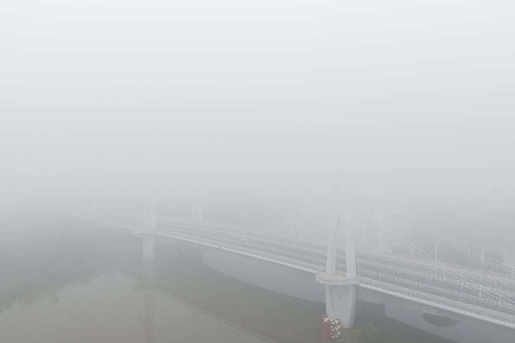 中央氣象臺(tái)繼續(xù)發(fā)布大霧黃色預(yù)警，遇到“團(tuán)霧”怎么辦？