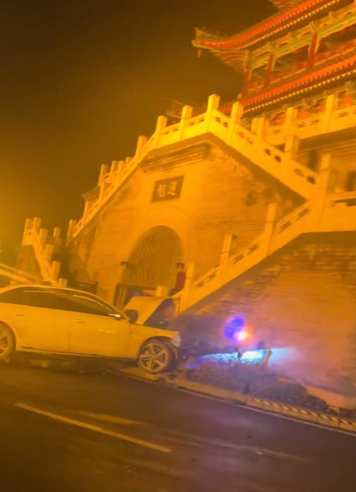 轎車凌晨撞上西安鄠邑鐘樓基座，文管所稱樓梯和下方墻面受損，交警：無傷亡，案件正在辦理