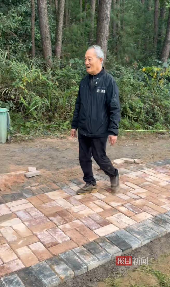 “史上最寒酸”凱里動物園的土路正在硬化鋪磚，70歲園長此前擔心游客摔倒，志愿者：為周末迎客正加班加點修