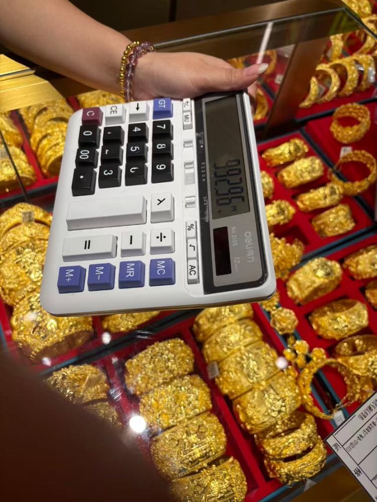 實探水貝黃金市場：稅收新政引發跳漲，買賣價差擴至超百元