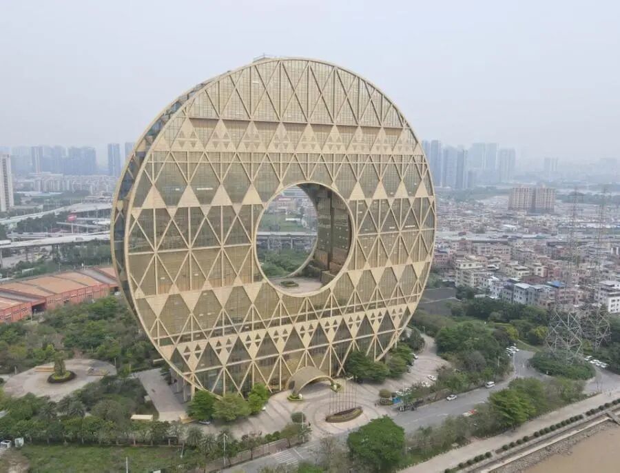 曾被評“最丑建筑”，廣州“銅錢大廈”8折起拍無人問津