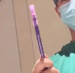 怕孩子被抱錯(cuò)，準(zhǔn)爸爸用“豬肉記號(hào)筆”蓋章，“20多天后會(huì)自然掉色”！新生兒能用嗎？最新回應(yīng)