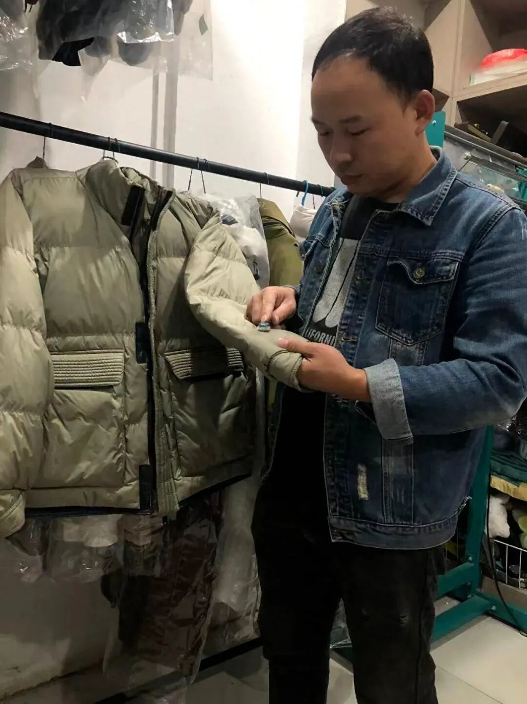 羽絨服千萬別買軍綠色、卡其色、咖啡色！