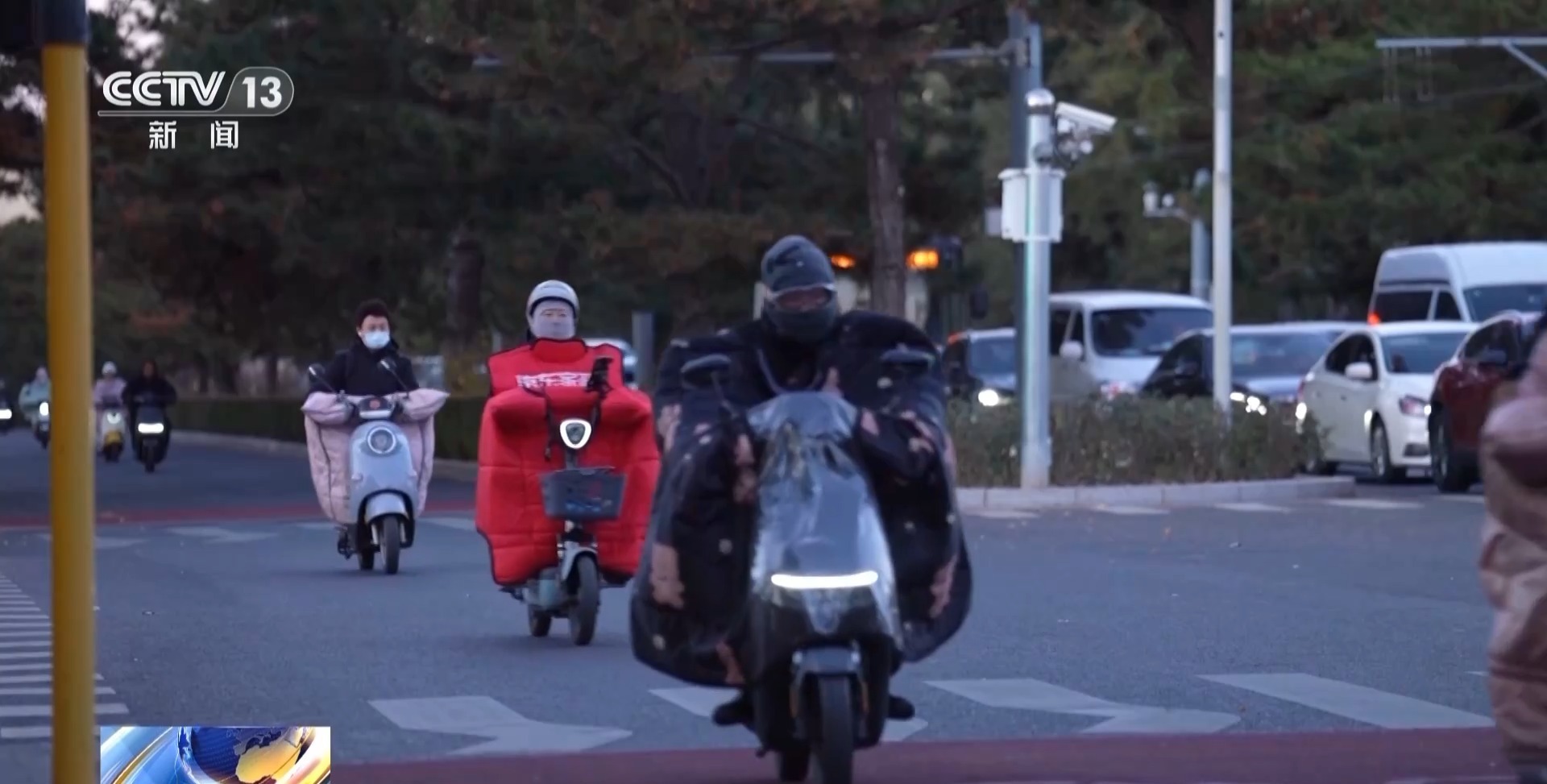 電動車“擋風被”藏風險 御寒裝備這樣選又暖又安全