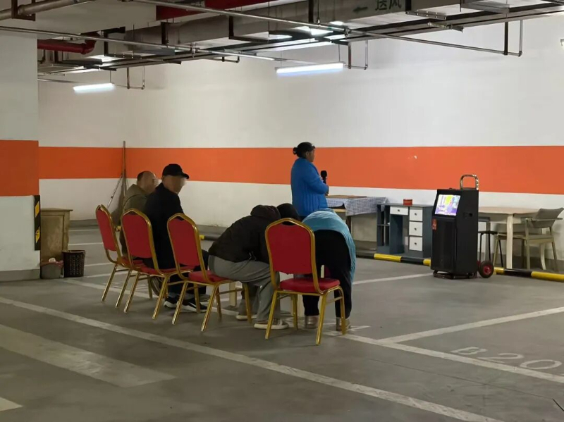 天氣轉冷 大爺大媽“轉戰”小區地下車庫