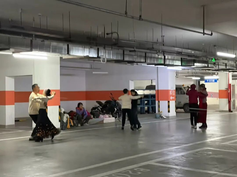 天氣轉冷 大爺大媽“轉戰”小區地下車庫