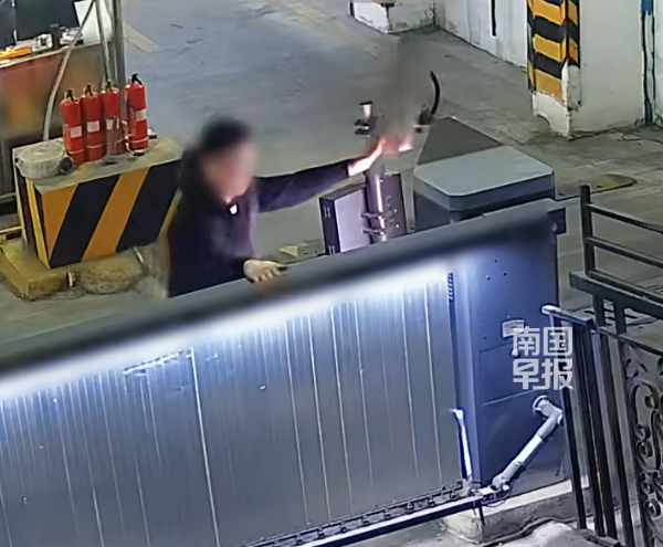 男子因長期亂停車被列入黑名單后帶人毆打保安并破壞監控設備,當地回應:警方已介入