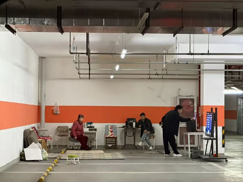 天氣轉冷 大爺大媽“轉戰”小區地下車庫