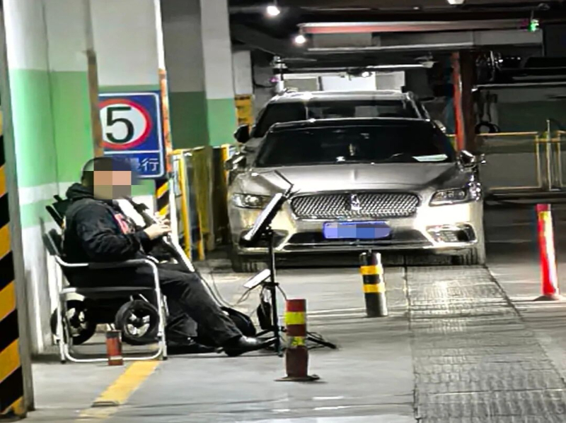 天氣轉冷 大爺大媽“轉戰”小區地下車庫